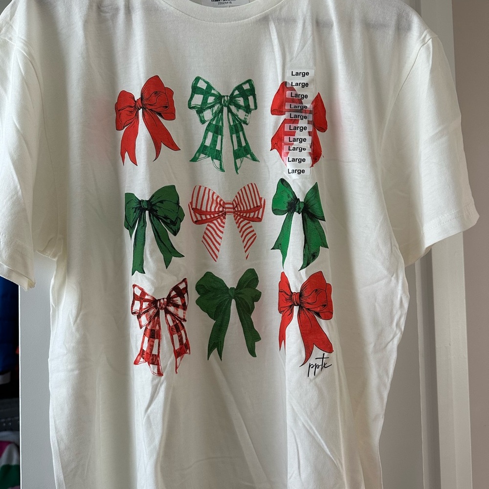 ❤️🩷🎀
Bow Print Christmas T-Shirt - White with Red and Green Bows